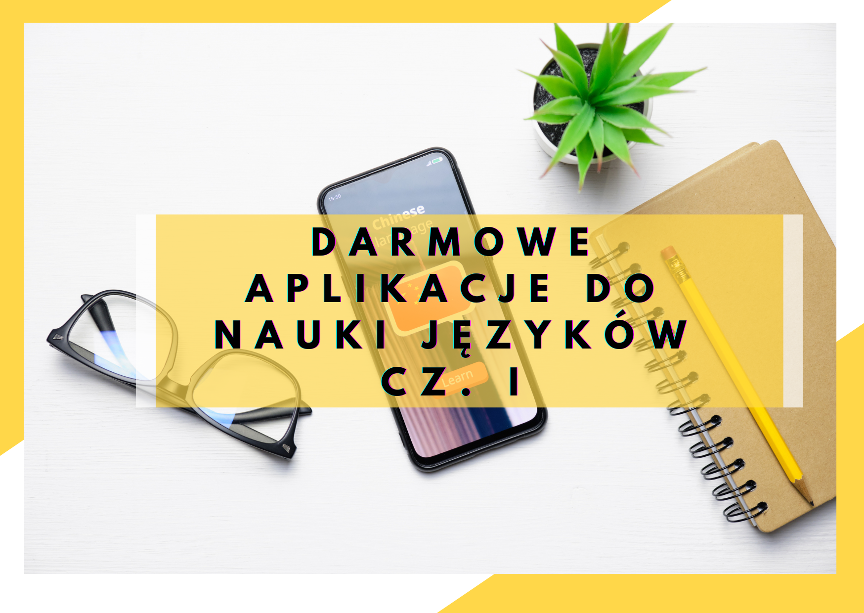 Aplikacje do nauki języków smartfon z aplikacja do nauki języka, okulary, roślina i zeszyt z ołówkiem na białym tle