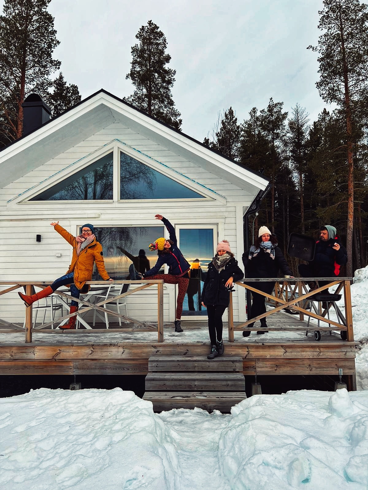 Osoby na werandzie szwedzkiego domku