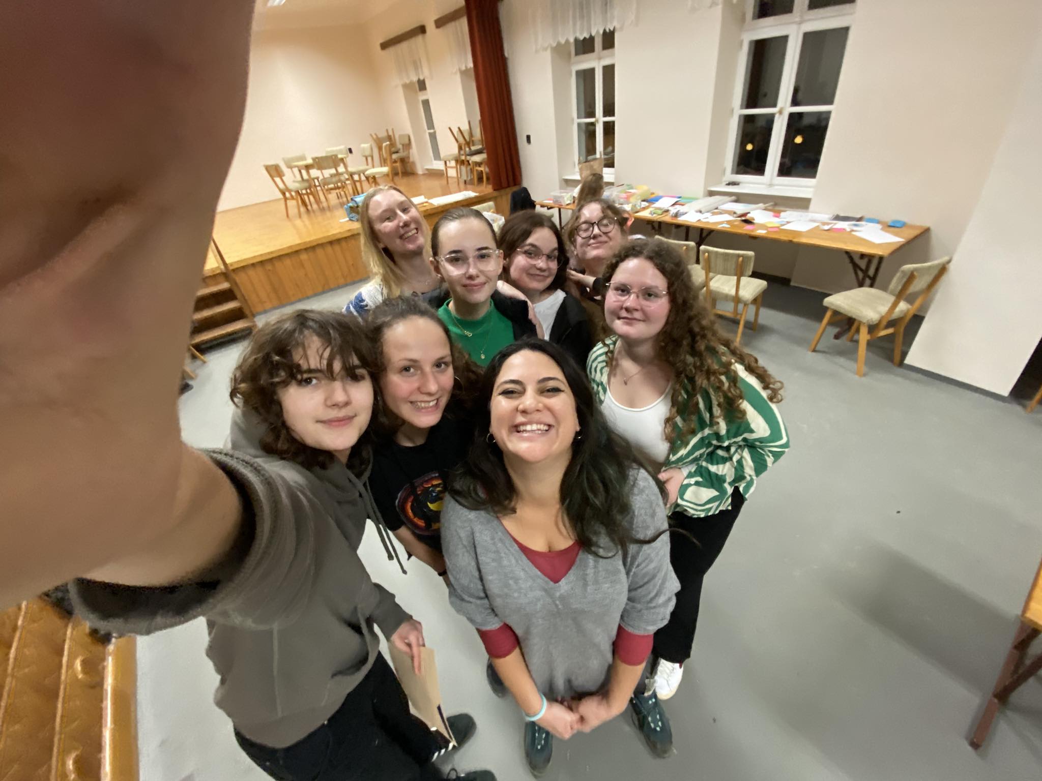 Selfi grupy osób na zajęciach