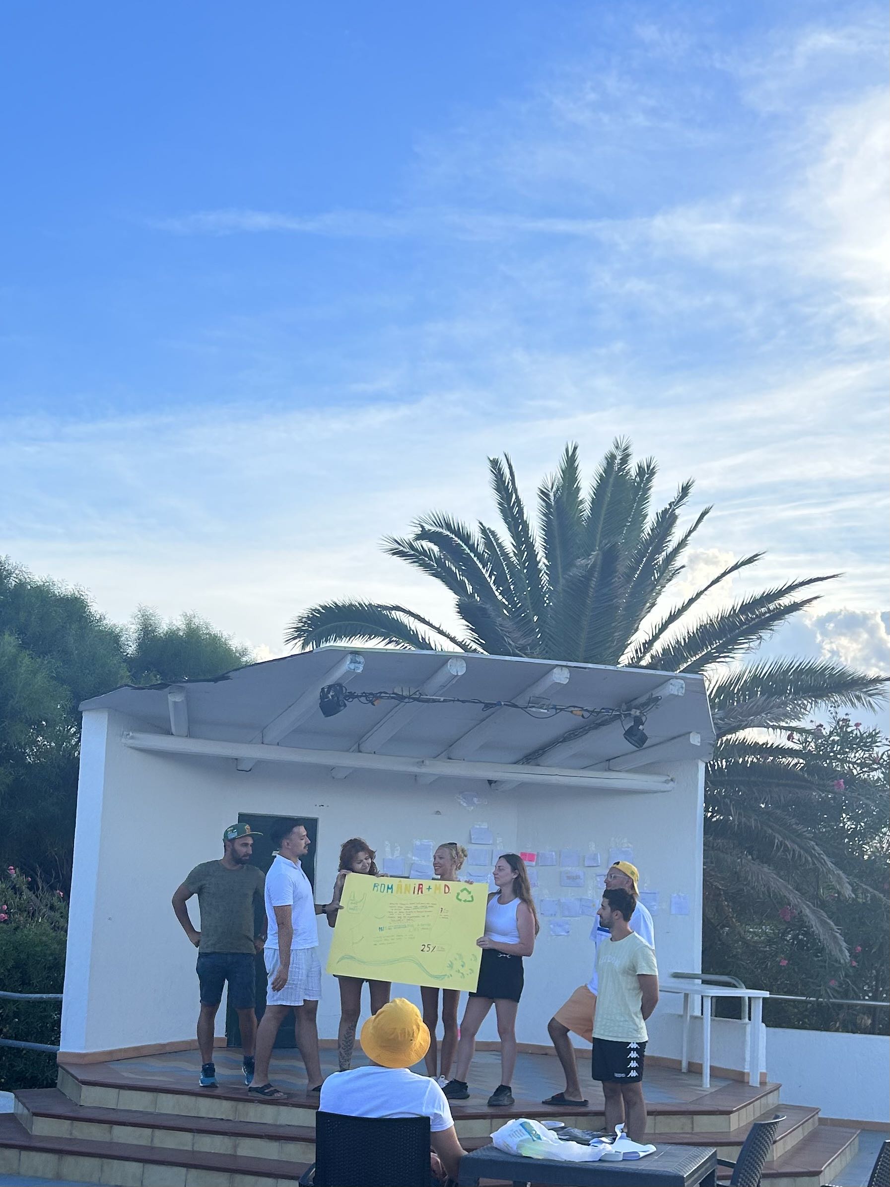 Projekt Less plastic more life, Wymiana młodzieżowa Valledoria Uczestnicy wymiany młodzieżowej Valledoria, podczas zajęć z projektu Less plastic more life