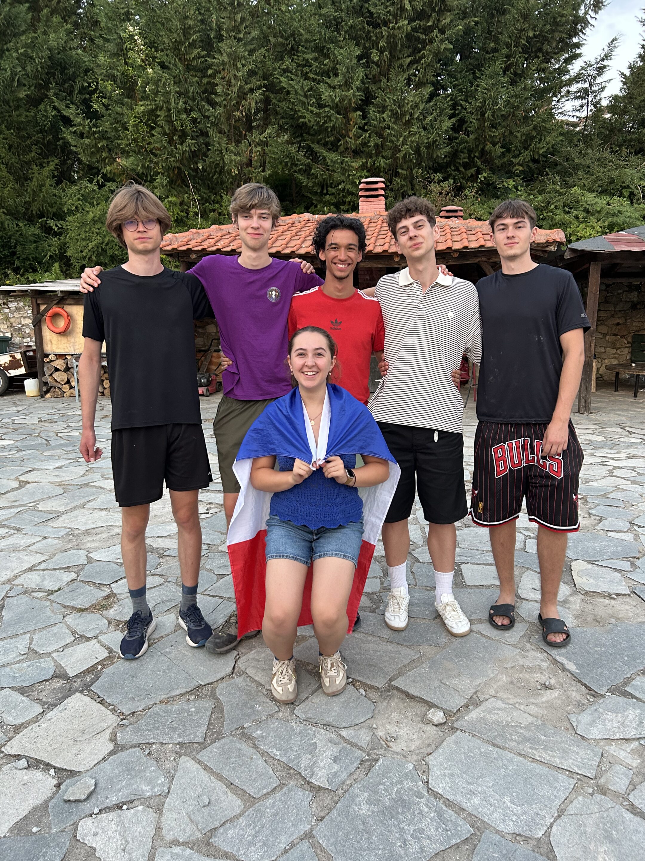 Dwie dziewczyny machające do kamery