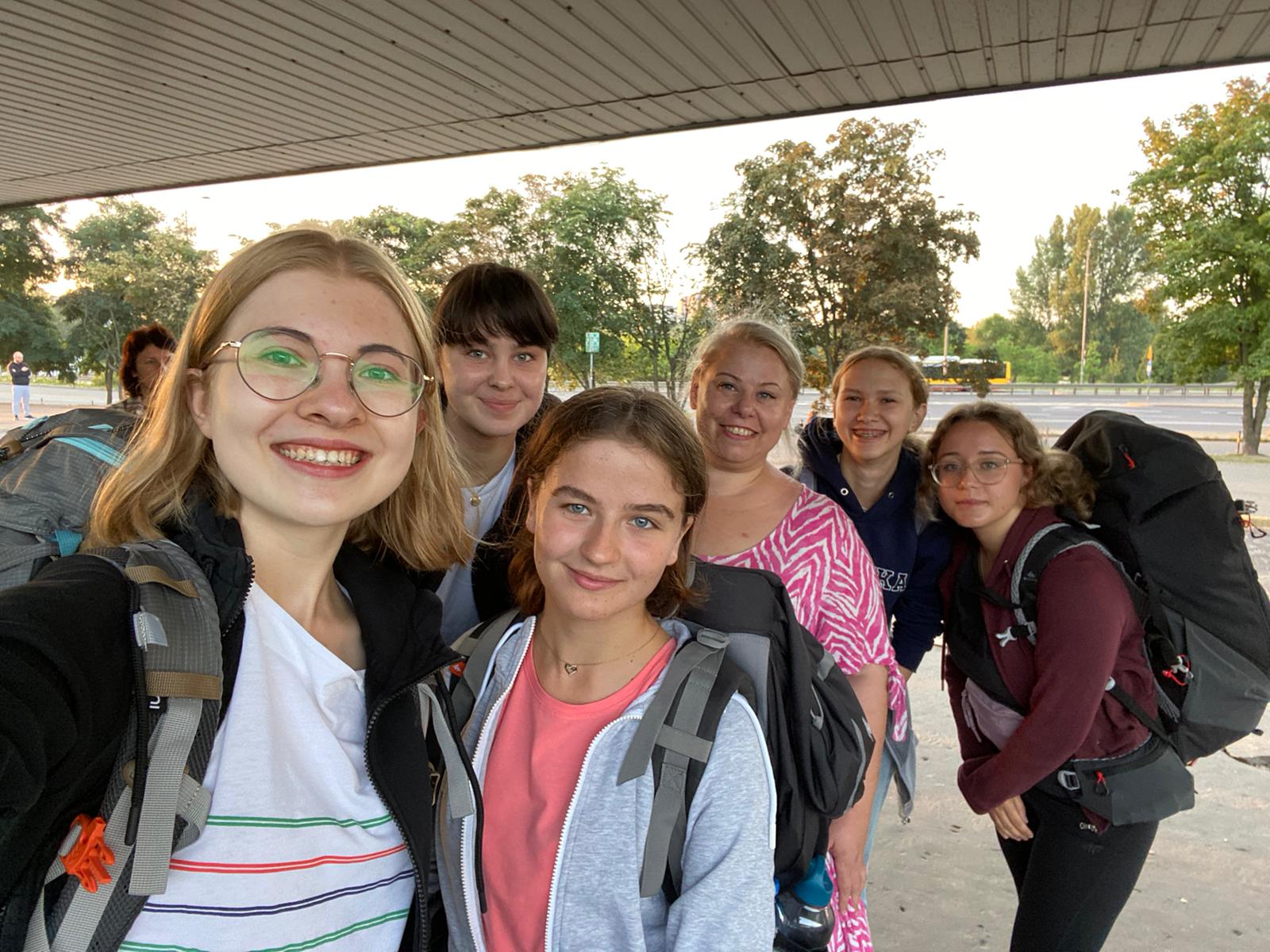 Grupa ludzi w lesie