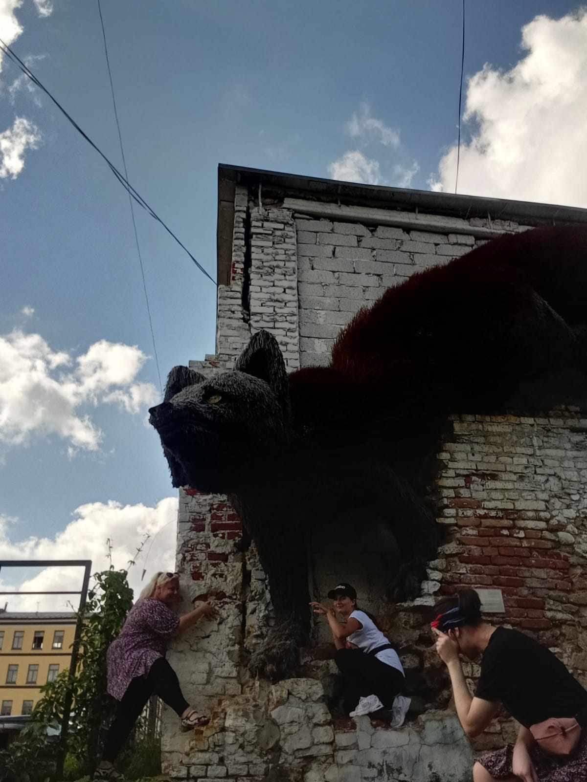 Dwie dziewczyny machające do kamery
