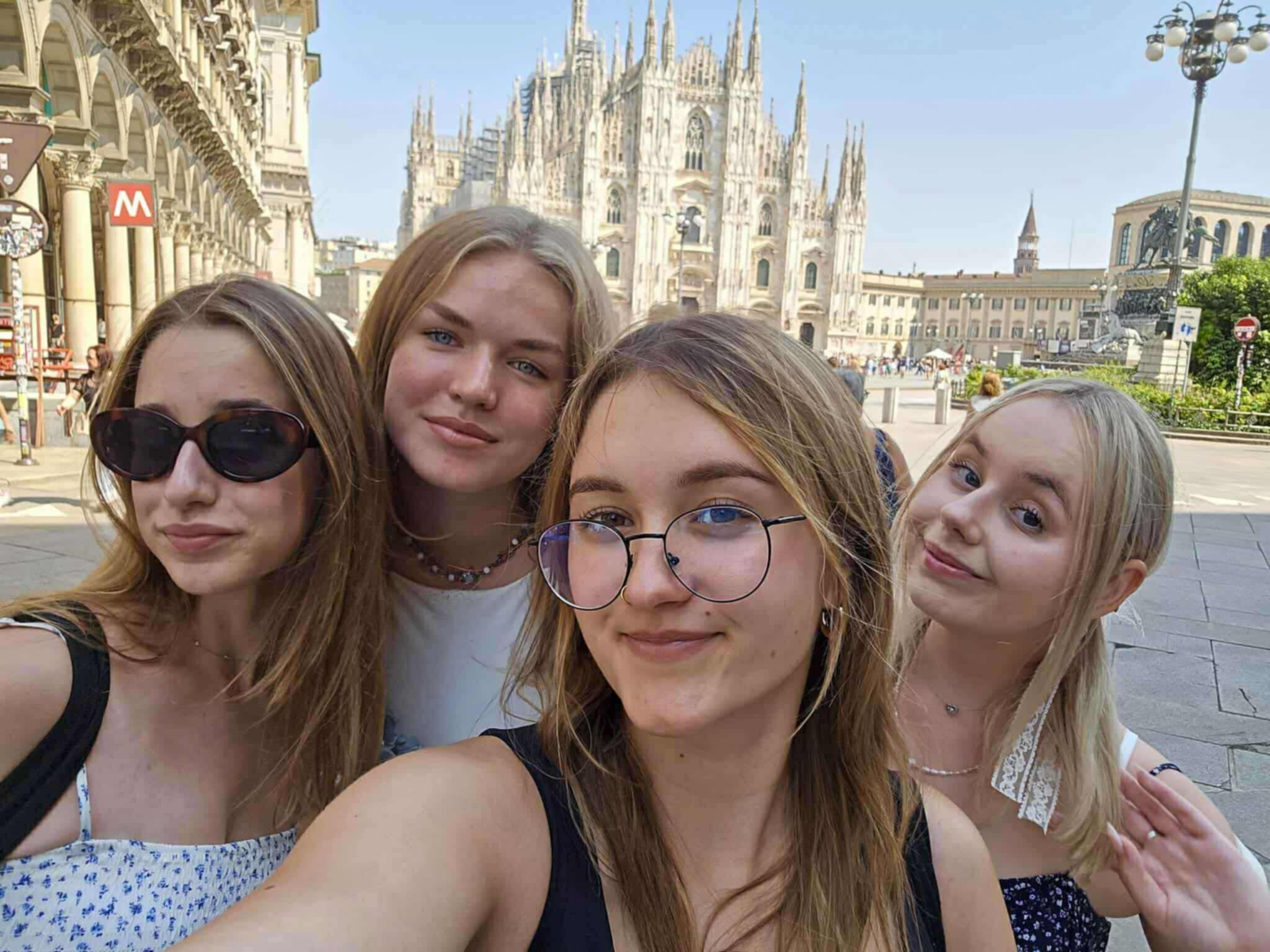 Cztery kobiety na tle zabudowań