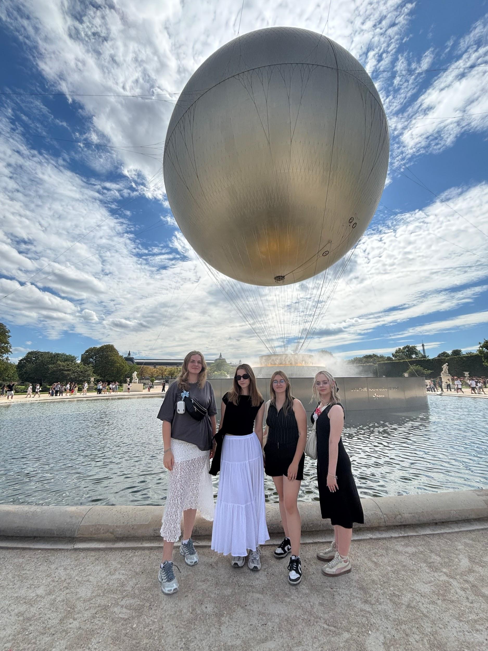 Cztery kobiety i balon