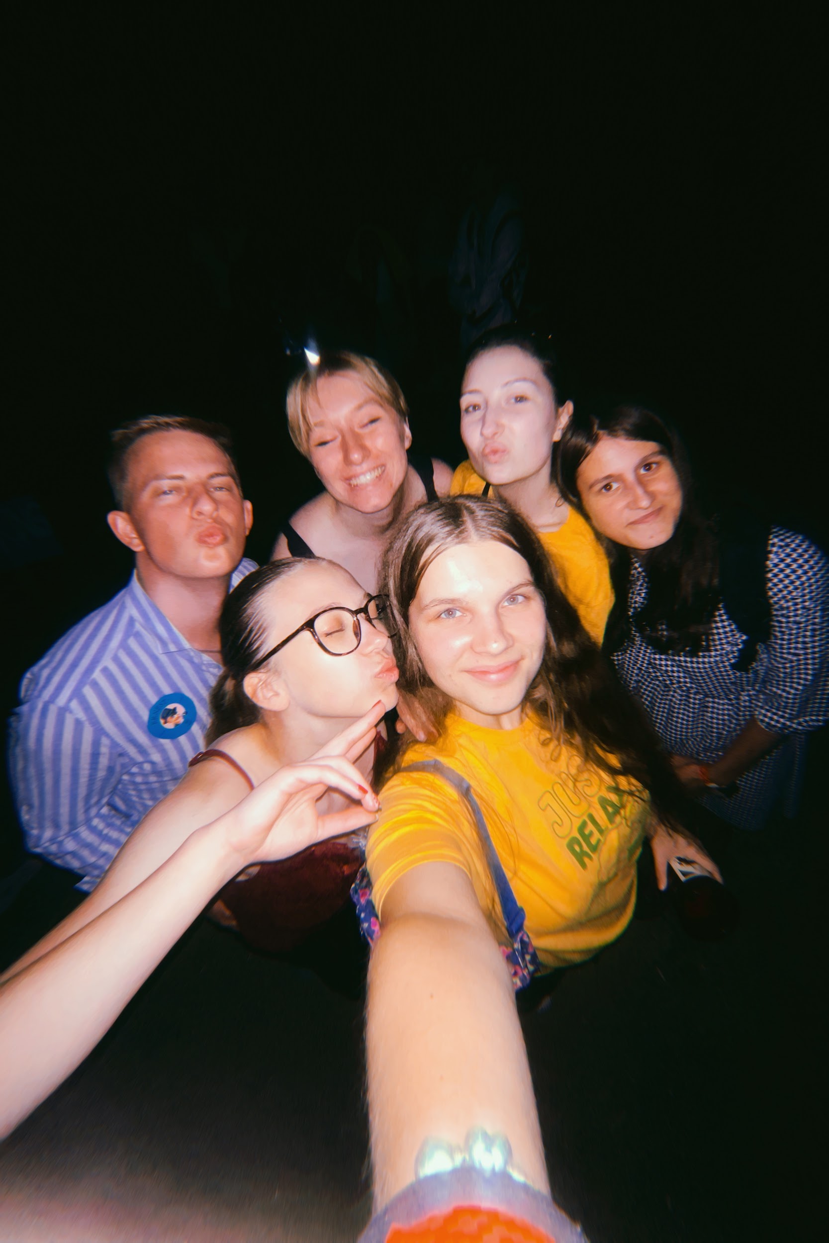 Nocne zdjęcie sześciu osób