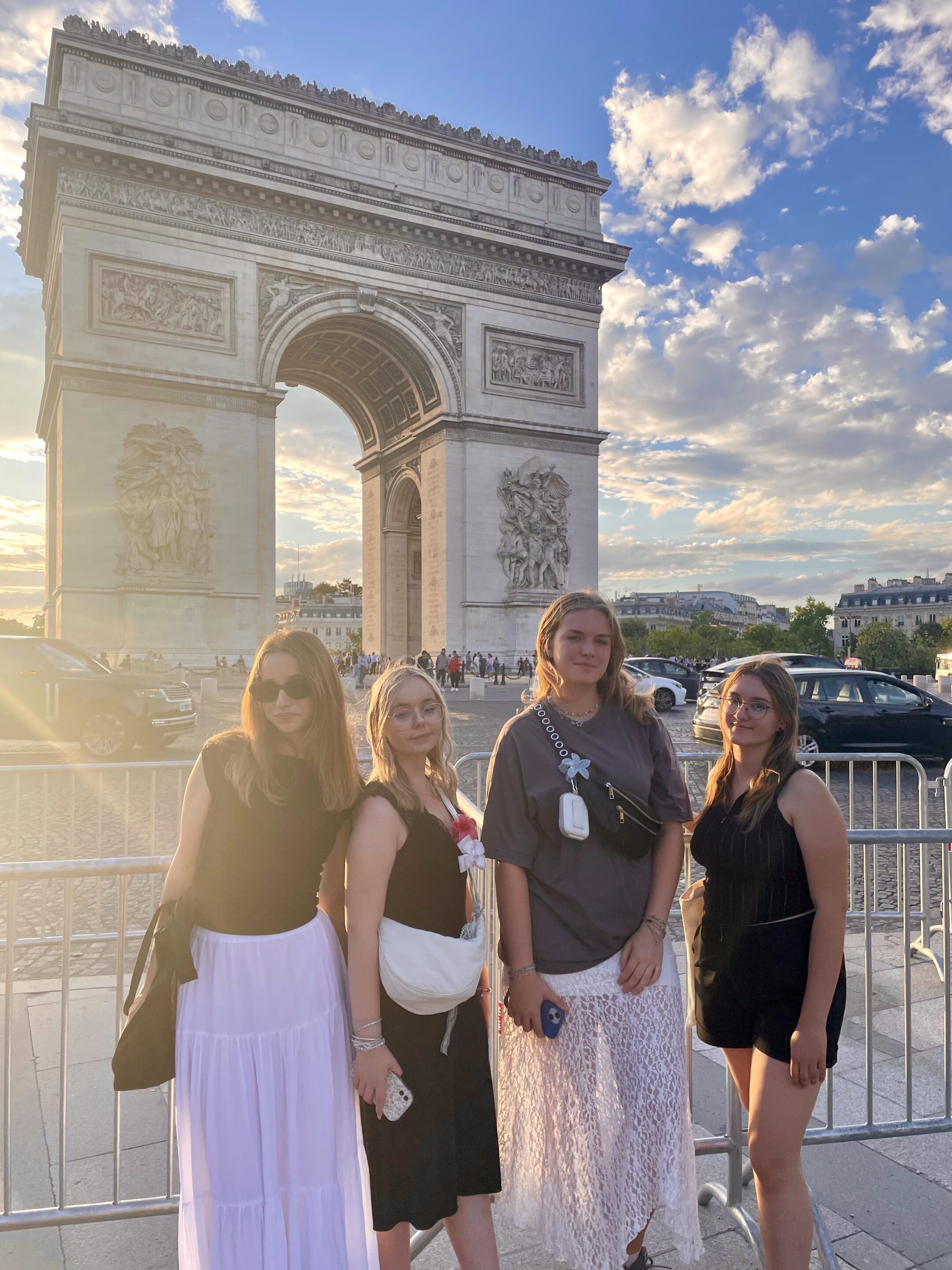 Cztery kobiety na tle łuku Triumfalnego