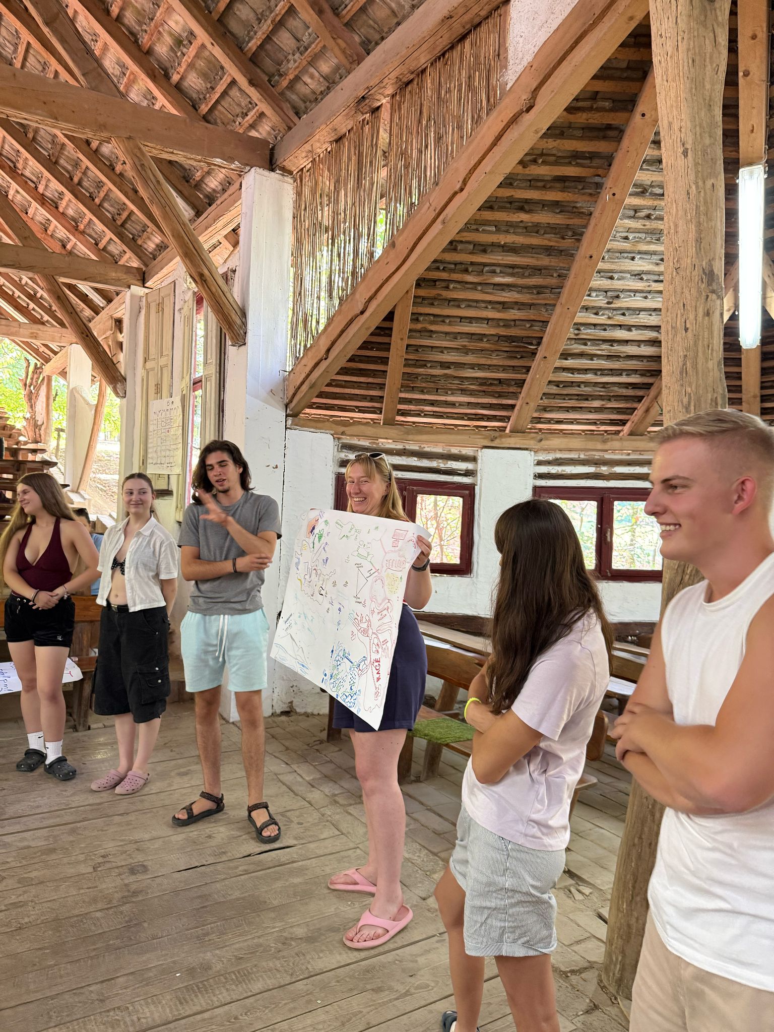 Grupa osób w drewnianym domu