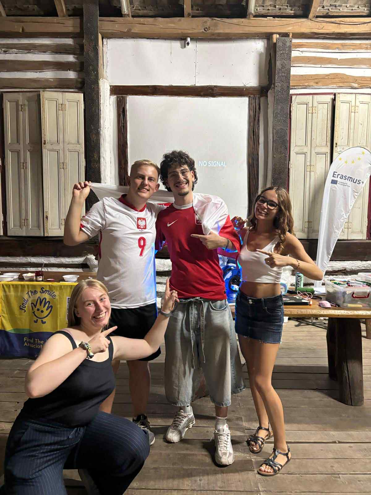 Czwórka młodych ludzi