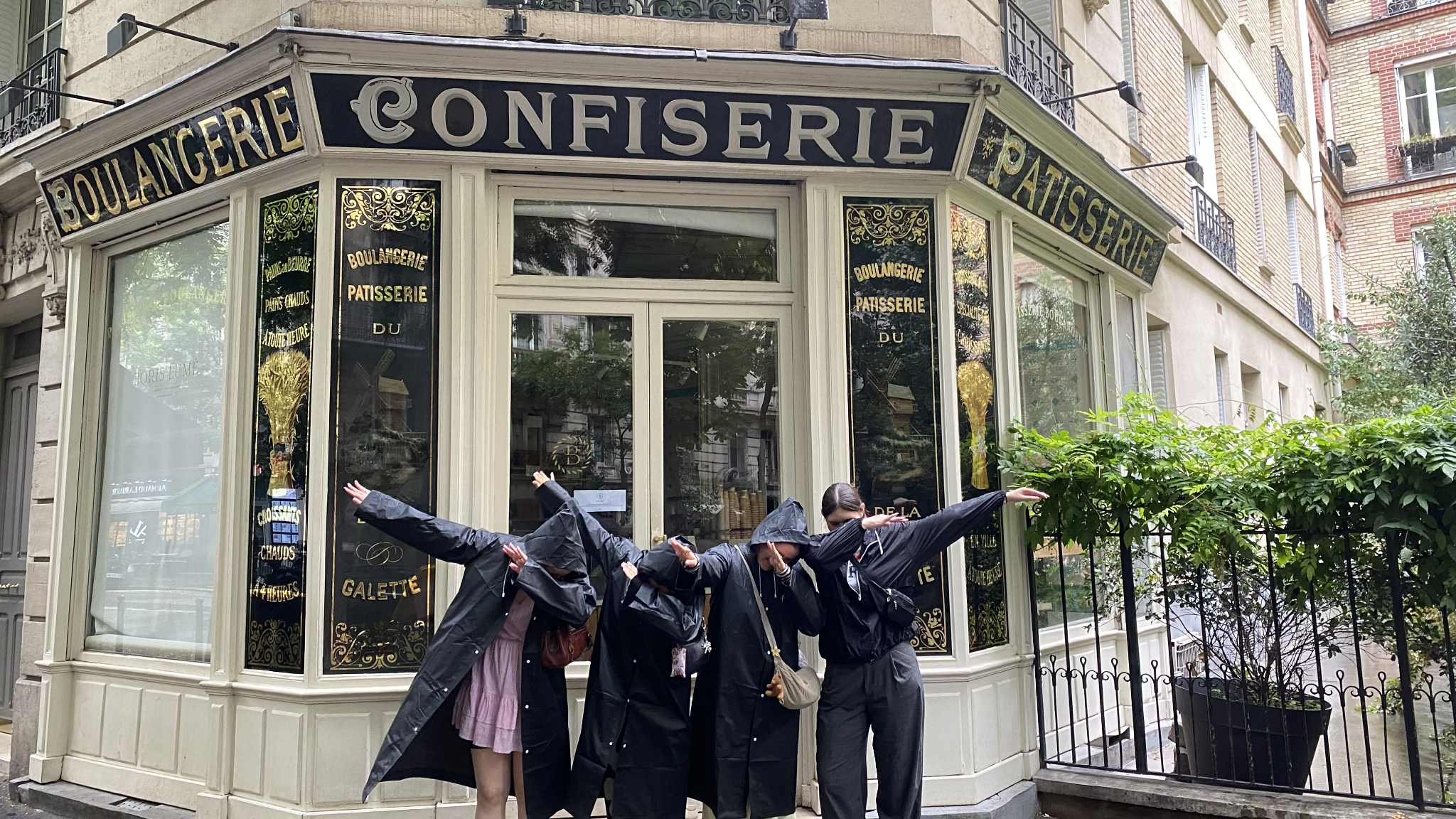 Europe Express - grupa 4 viatores Pozujące dziewczyny do zdjęcia z projektu Europe Express