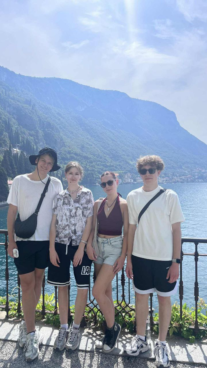 Grupa osób na tle jeziora