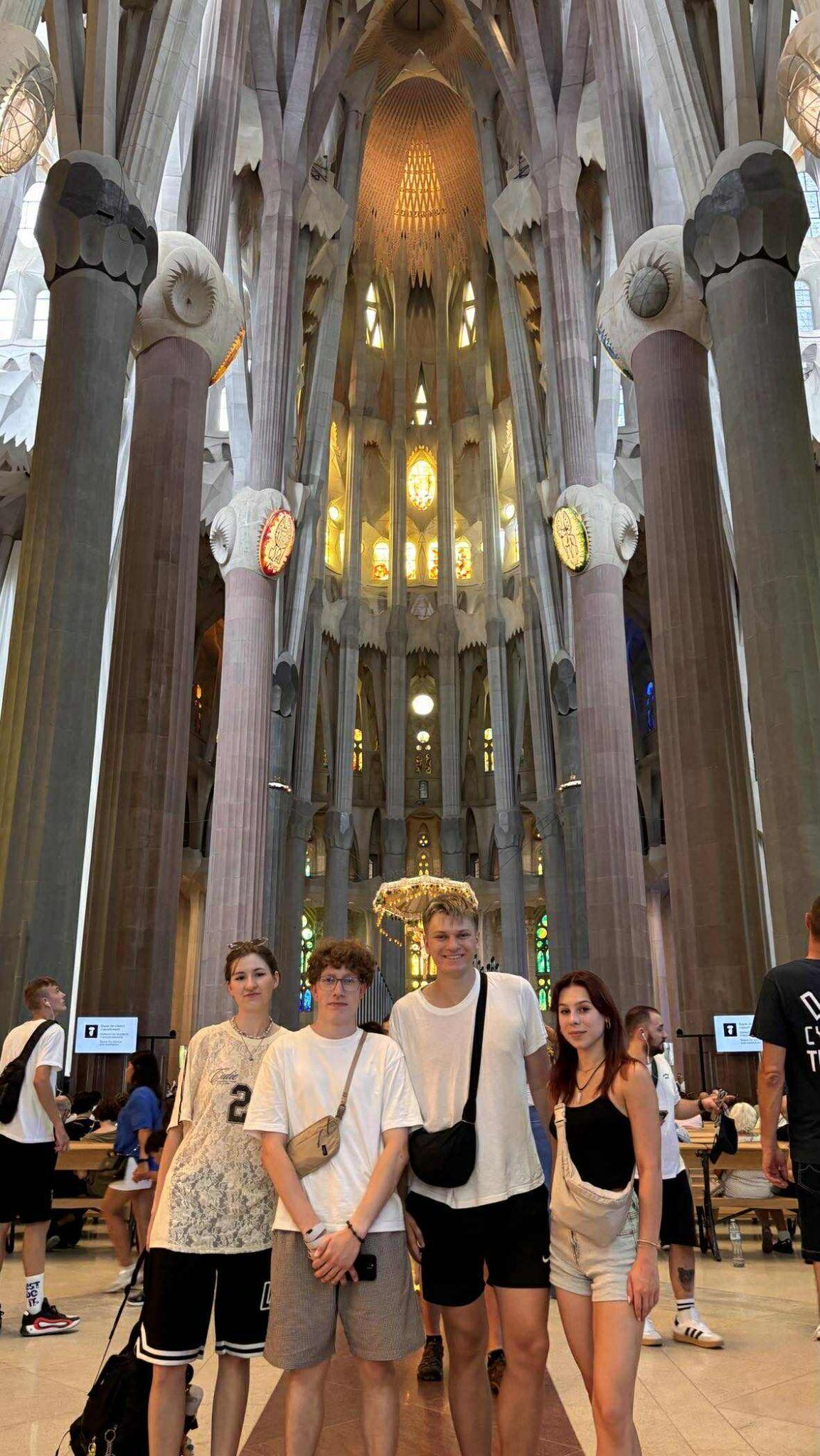 Europe Express - grupa 2 Kicie kocie 2 Grupa osób w kościele