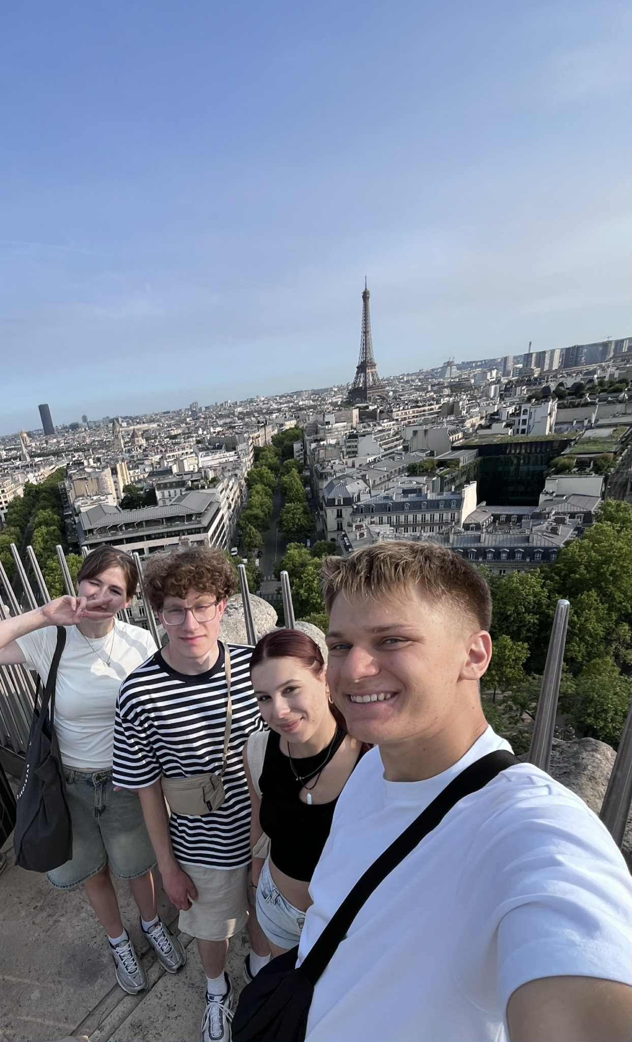 Czwórka osób na tle miasta