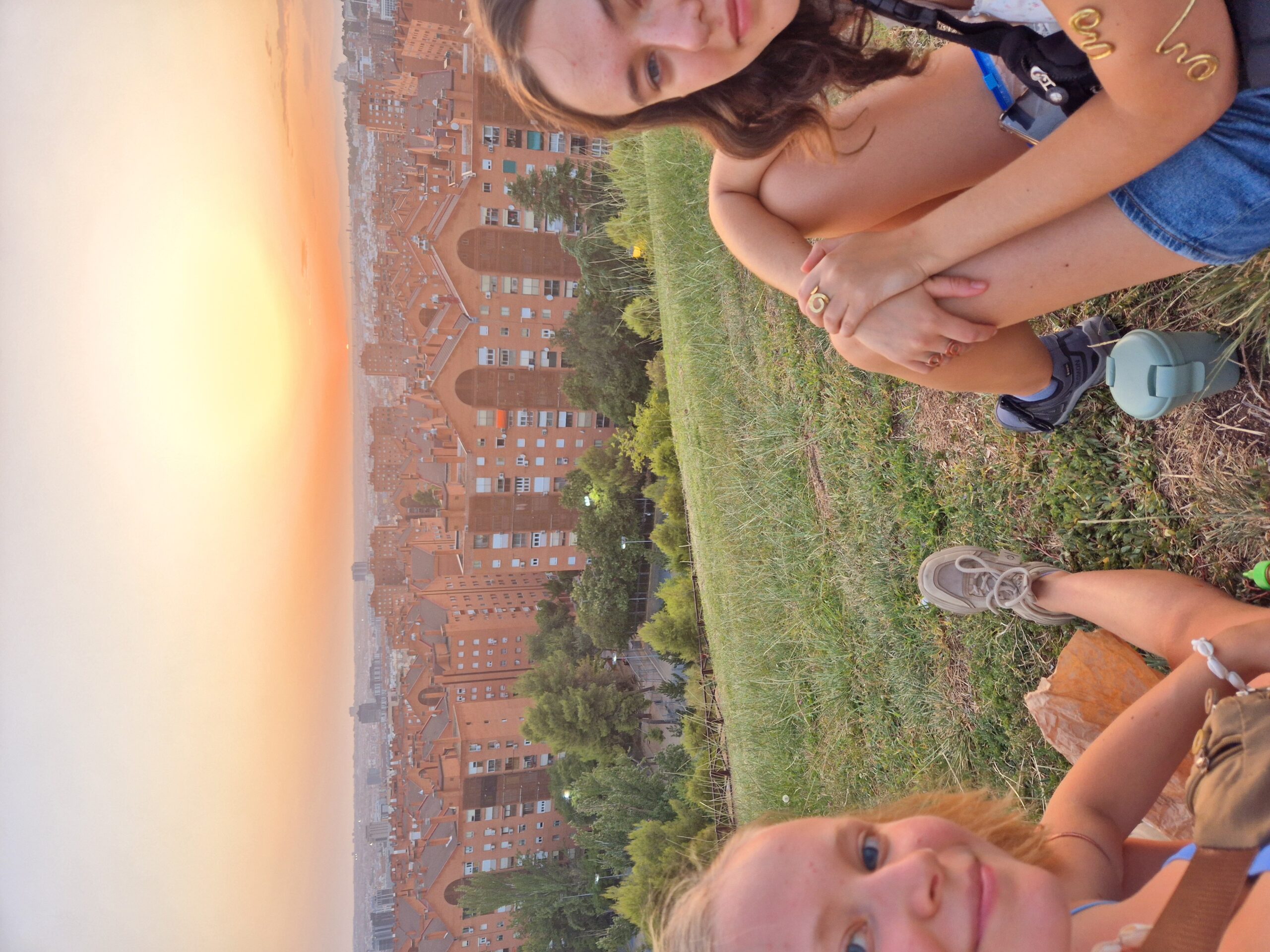 Dwie dziewczyny machające do kamery