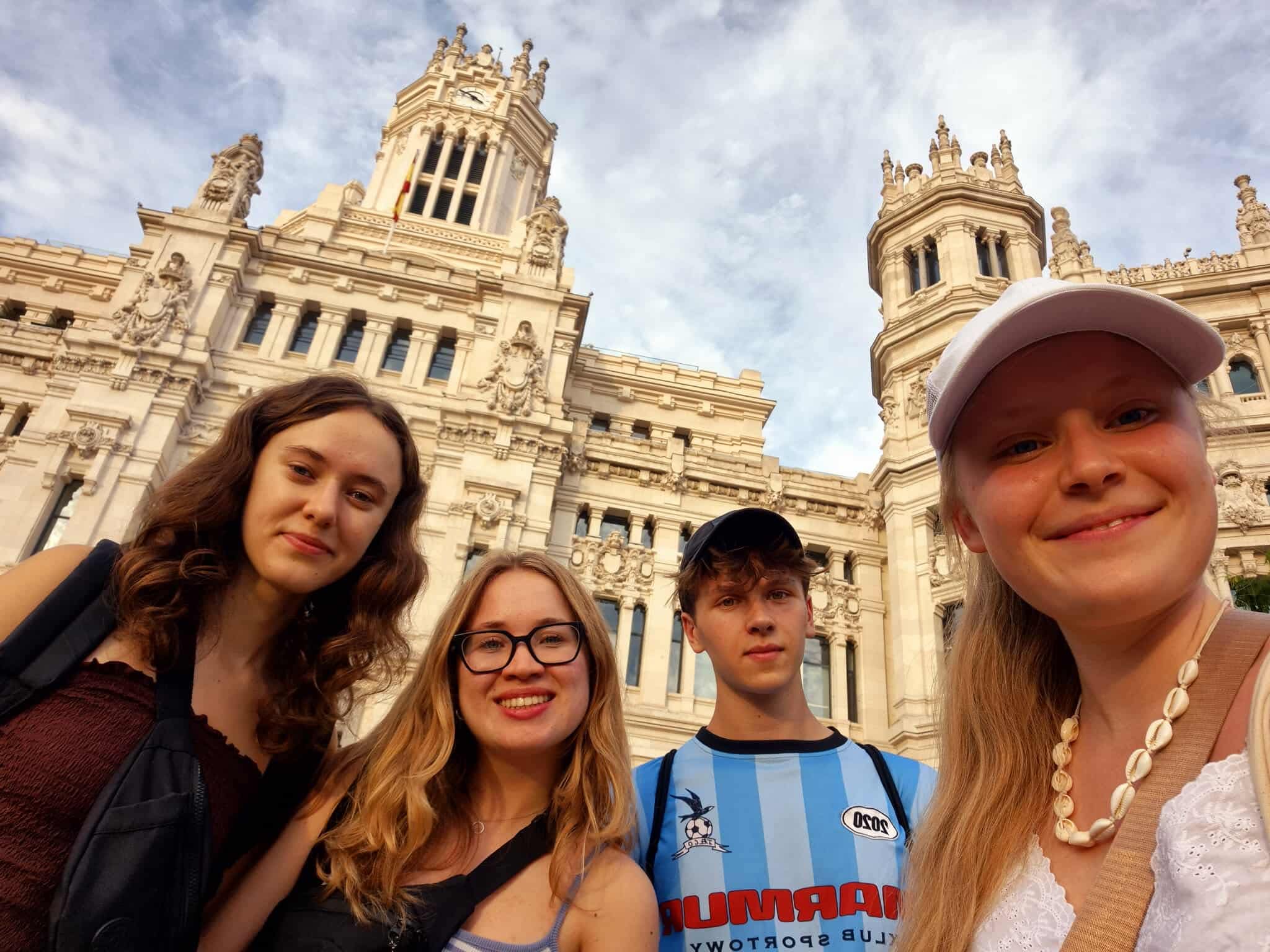 Dwie dziewczyny machające do kamery