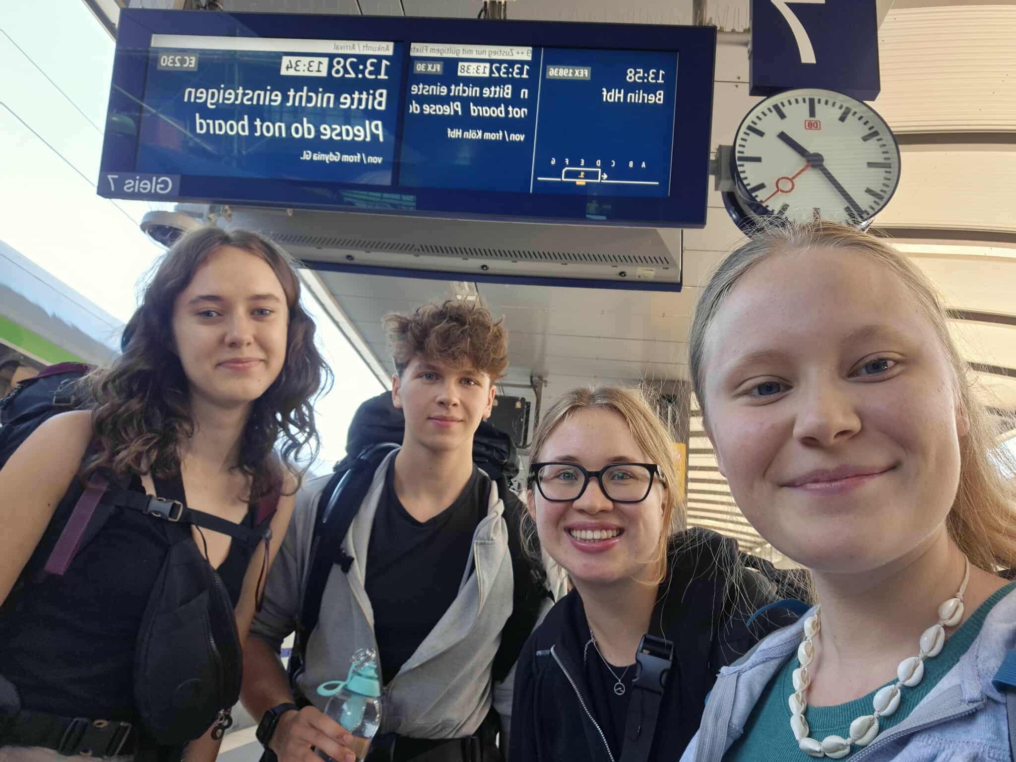 Dwie dziewczyny machające do kamery