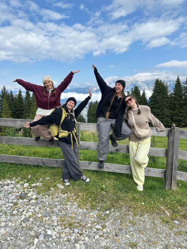 Basia, Wera Grupa ludzi w lesie