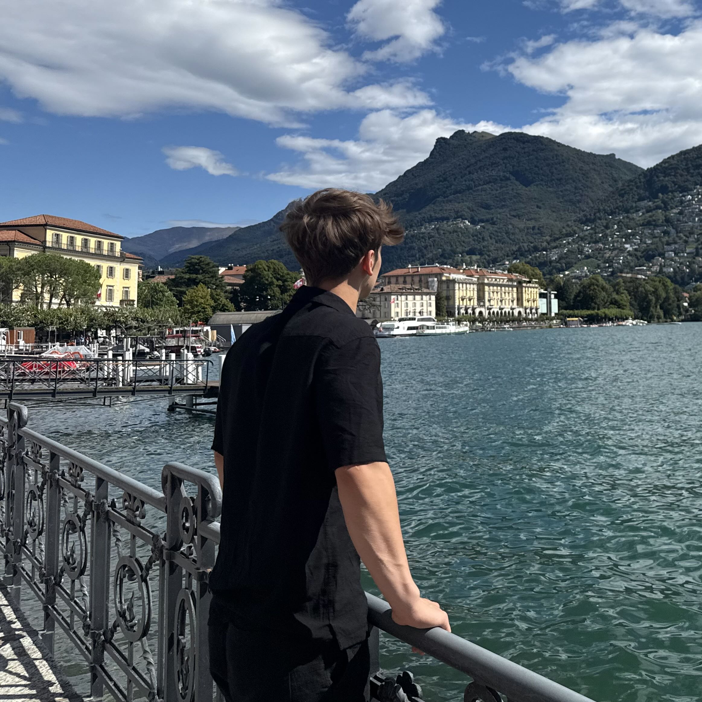 Dwie dziewczyny machające do kamery