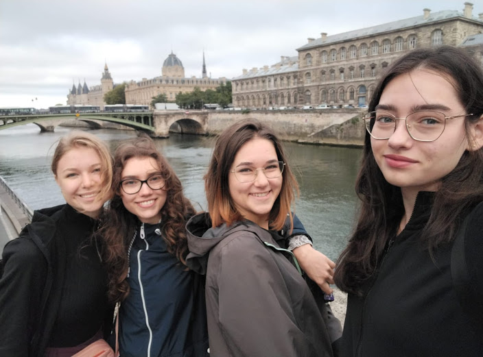 Dwie dziewczyny machające do kamery