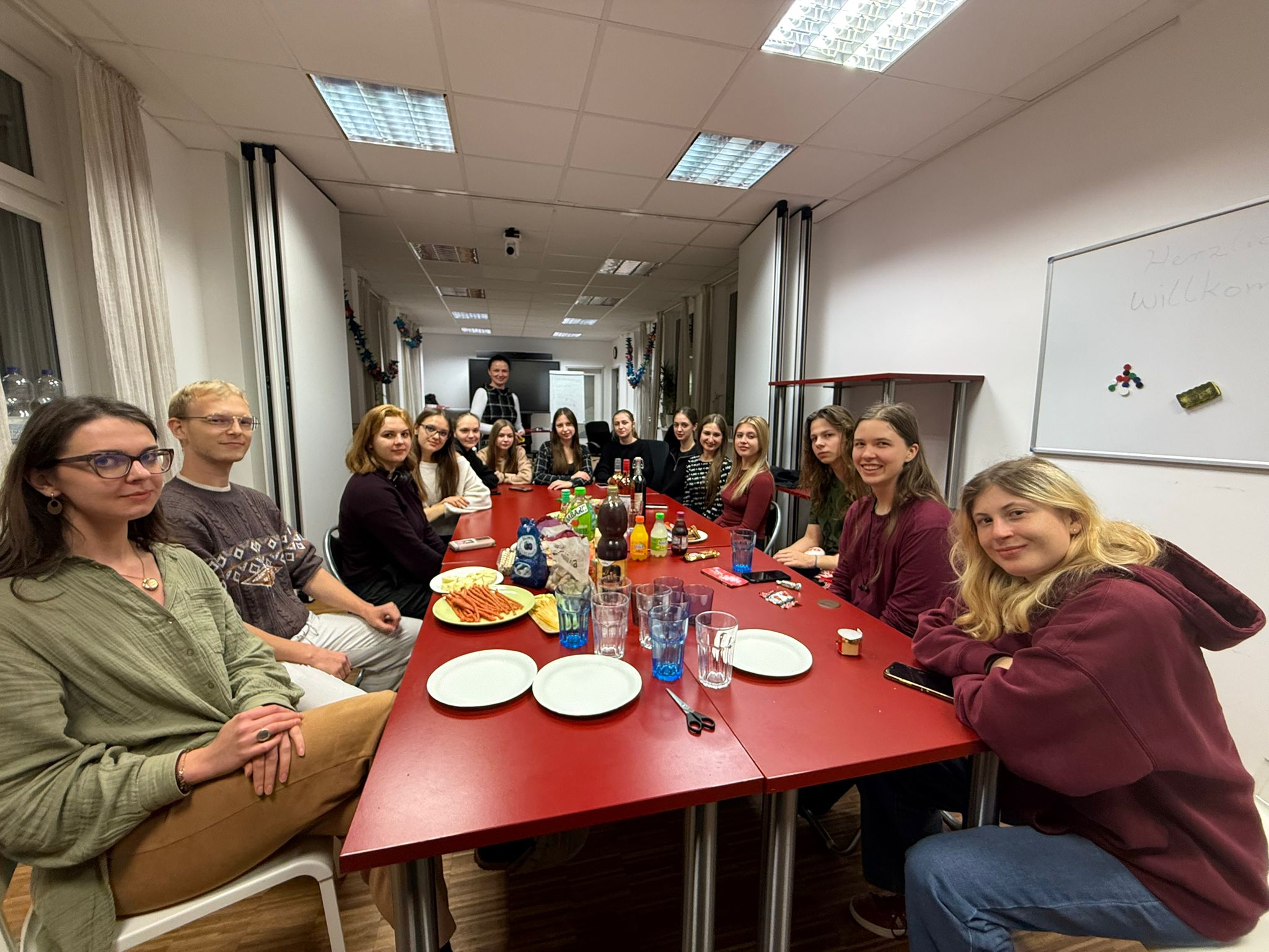 Grupa uczestników projektu Brücke przy stole