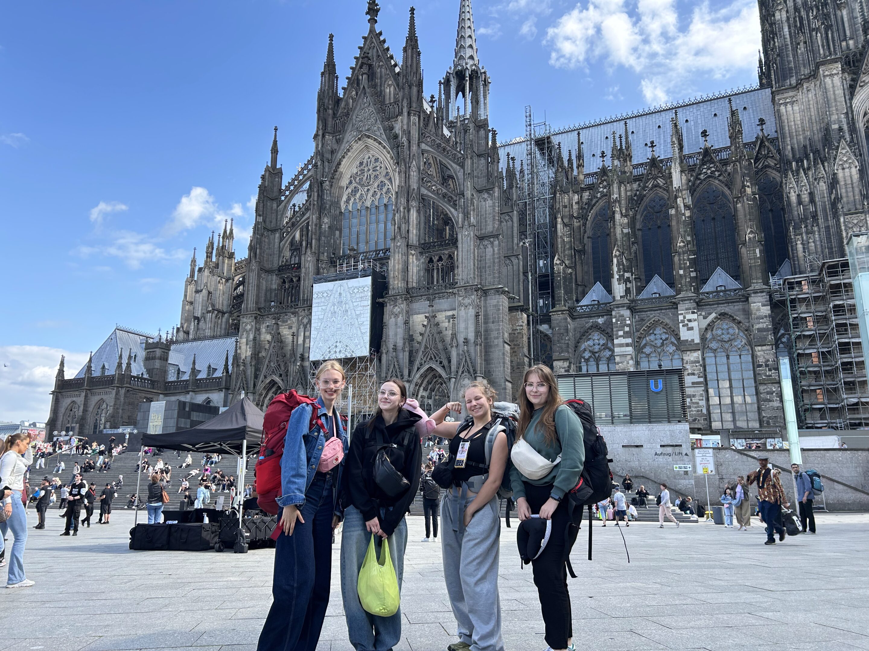 mozo Grupa ludzi w lesie