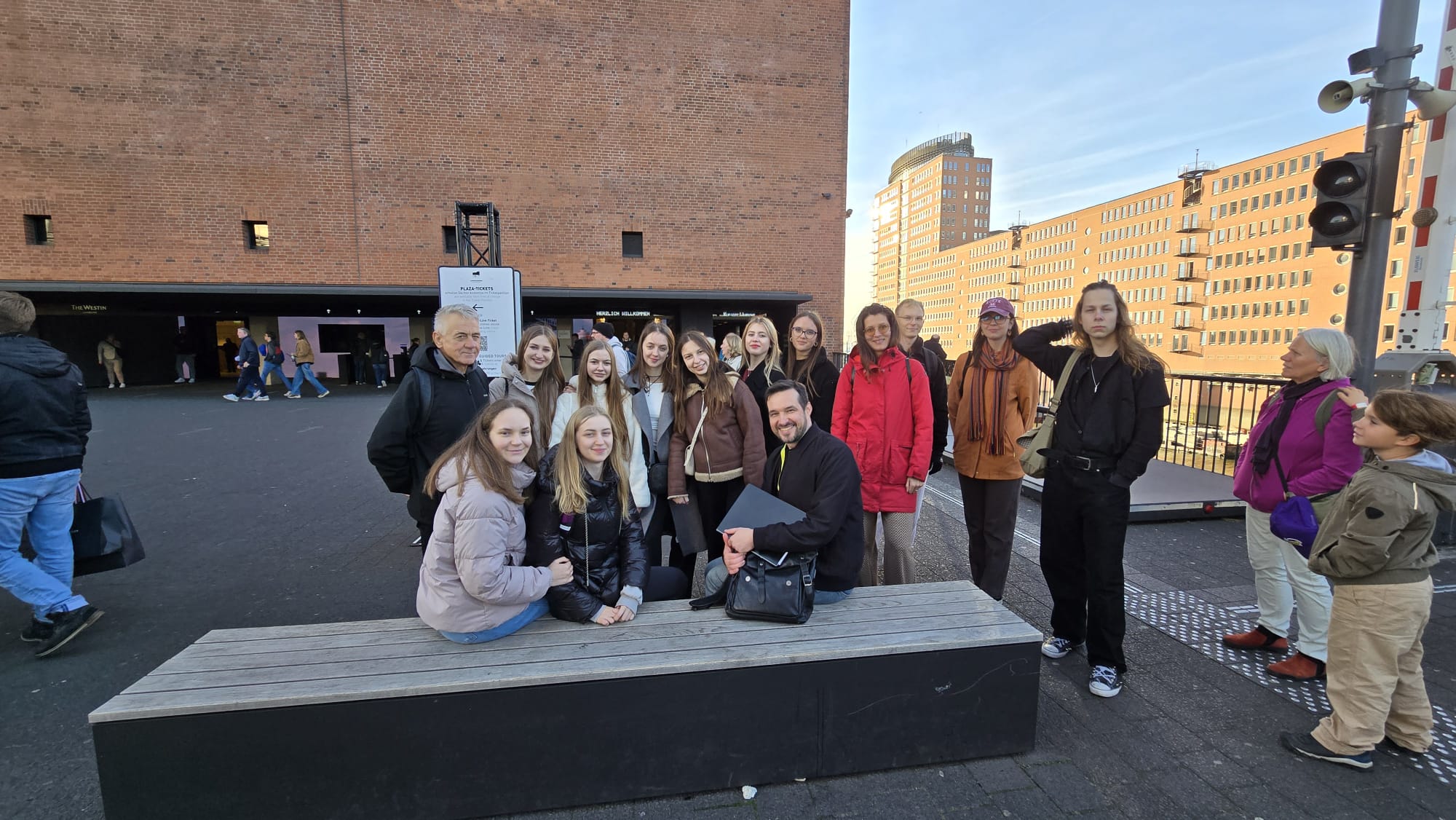 Grupa uczestników projektu Brücke na tle miasta