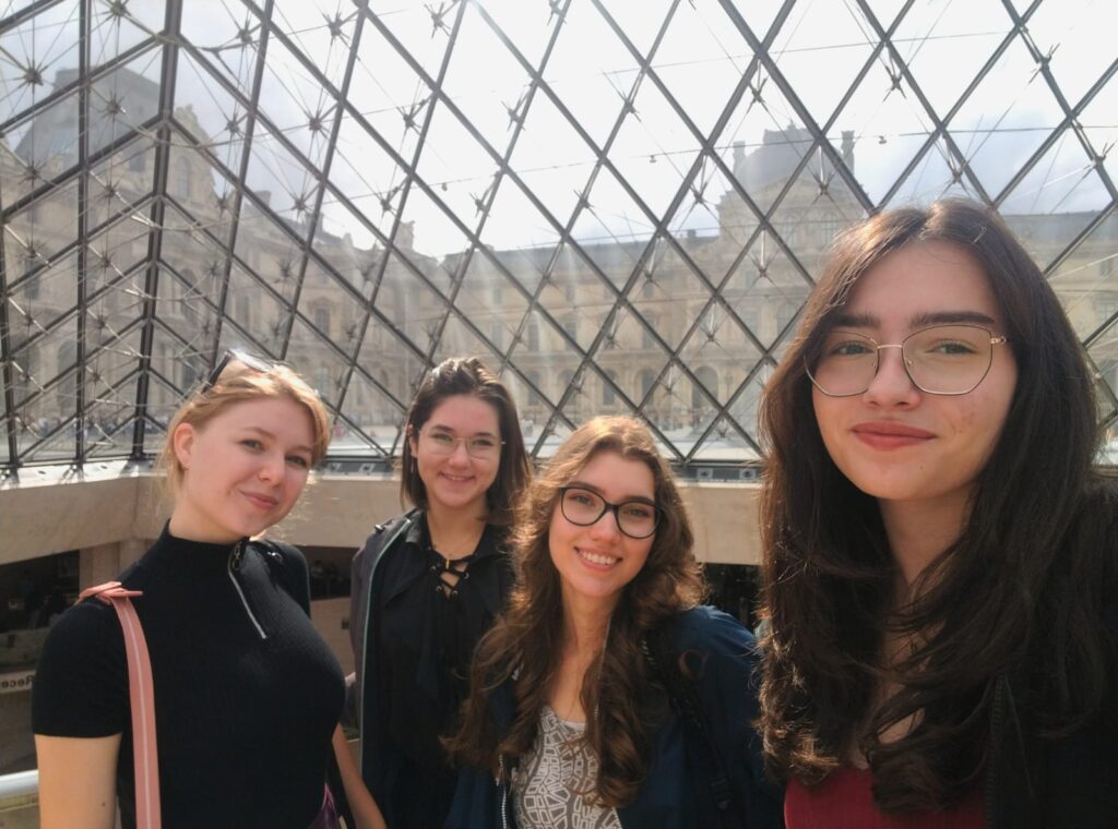 Dwie dziewczyny machające do kamery