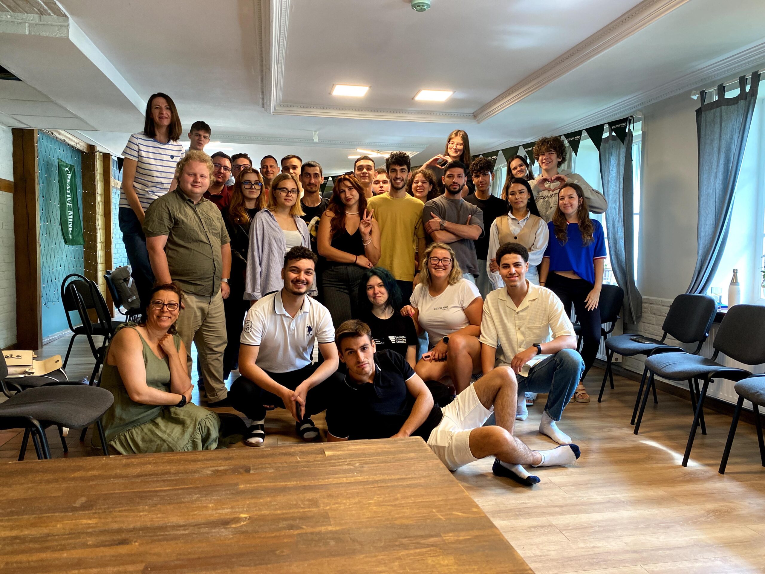 anna słowik youth goals Ludzie siedzący przy stole