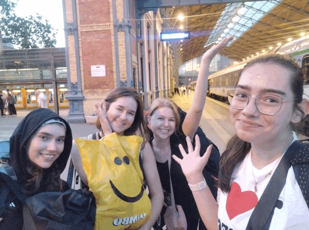 Dwie dziewczyny machające do kamery