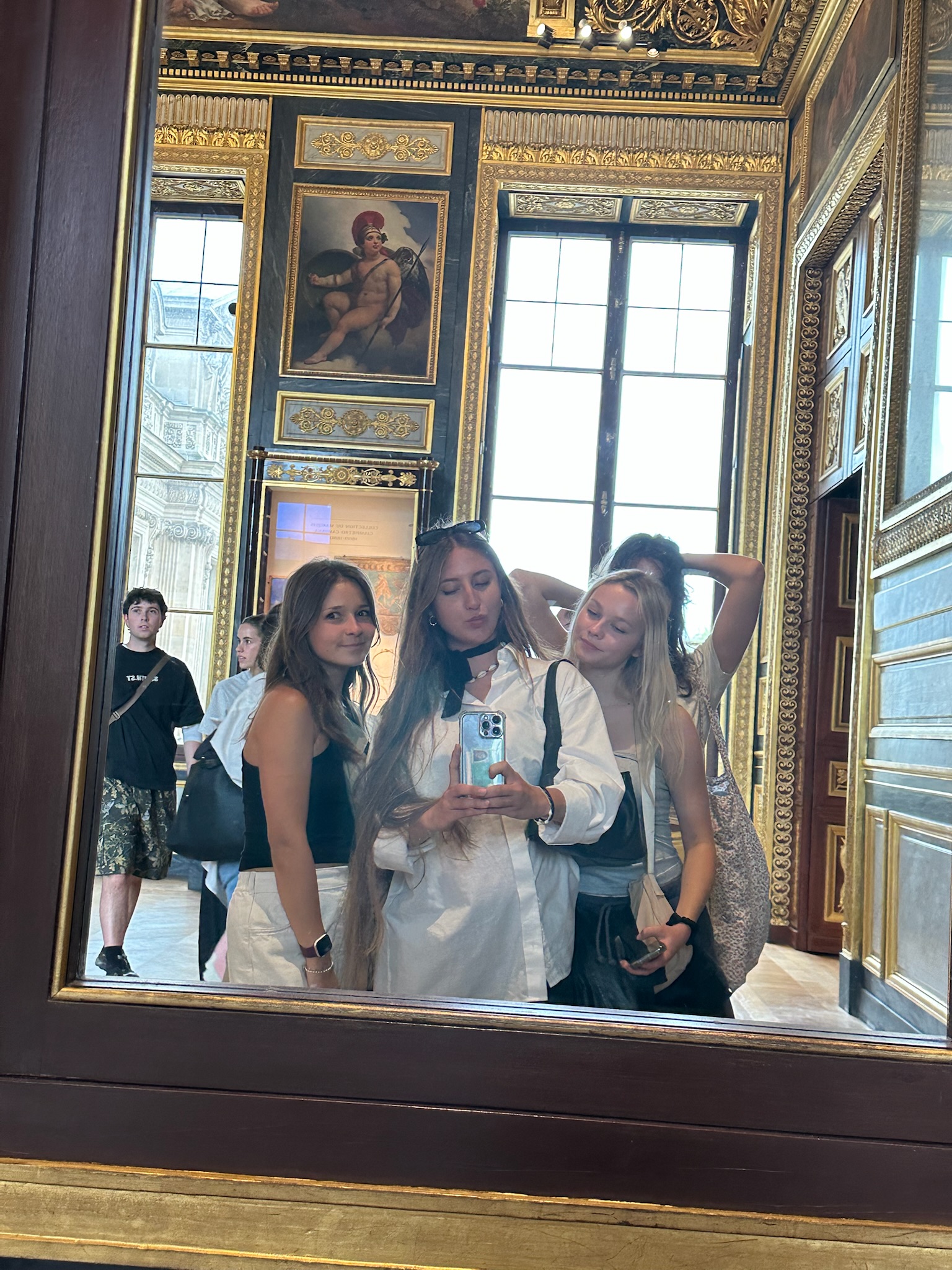 Cztery kobiety na tle łuku Triumfalnego