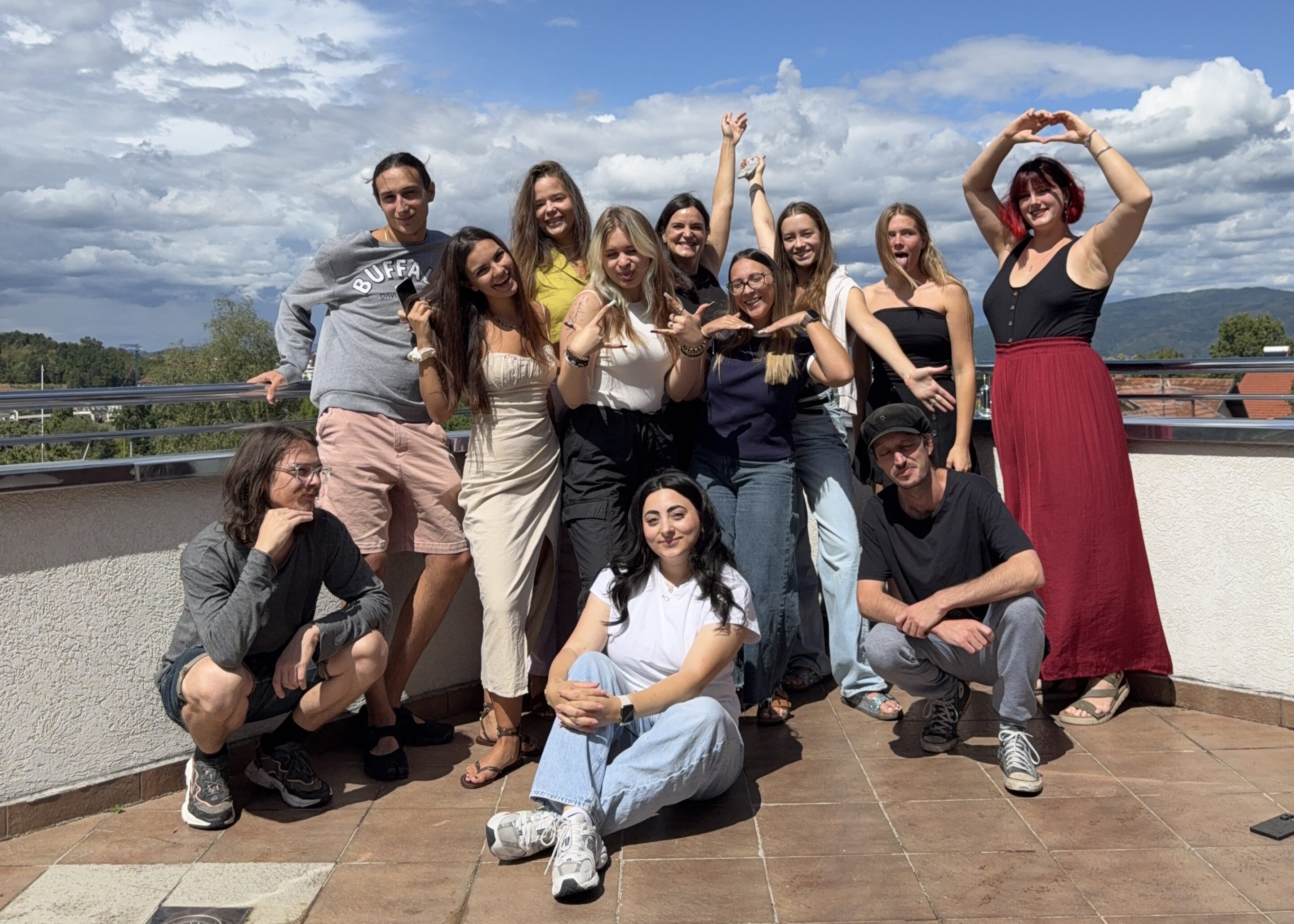 ARTiculate1 Grupa uczestników projektu na balkonie z widokiem na góry.