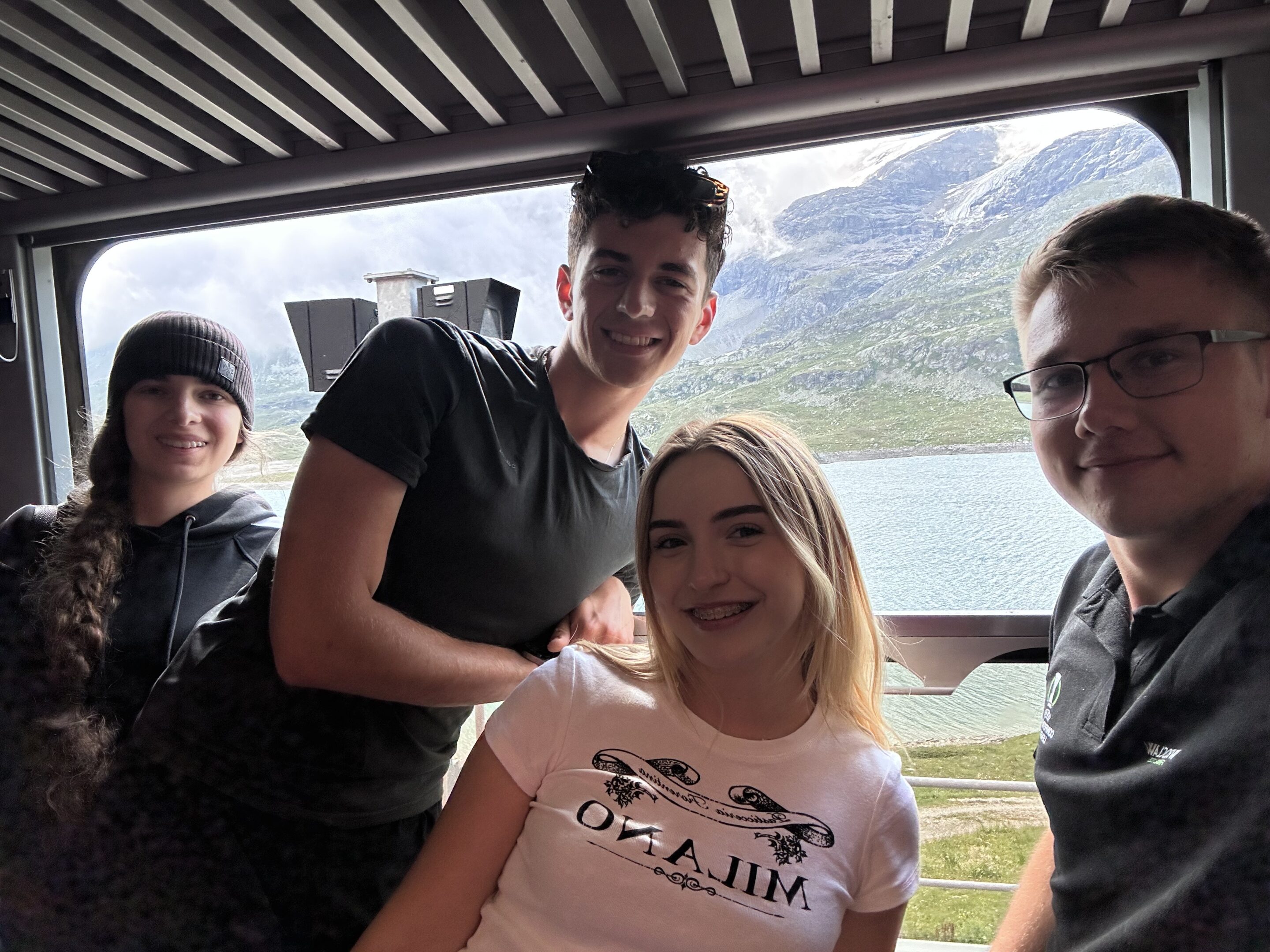 Wspólne selfie uczestników projektu Podróż przez różne kraje europejskie w ramach Discover EU.