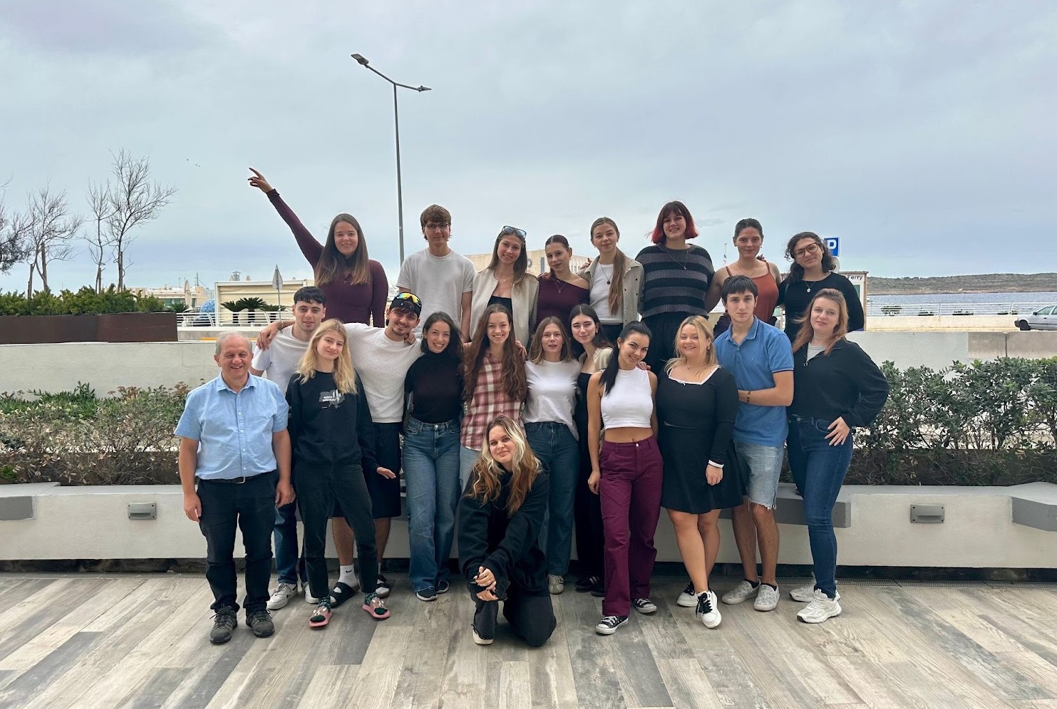 Malta Młodzi uczestnicy projektu z opiekunem pozują do zdjęcia na wybrzeżu