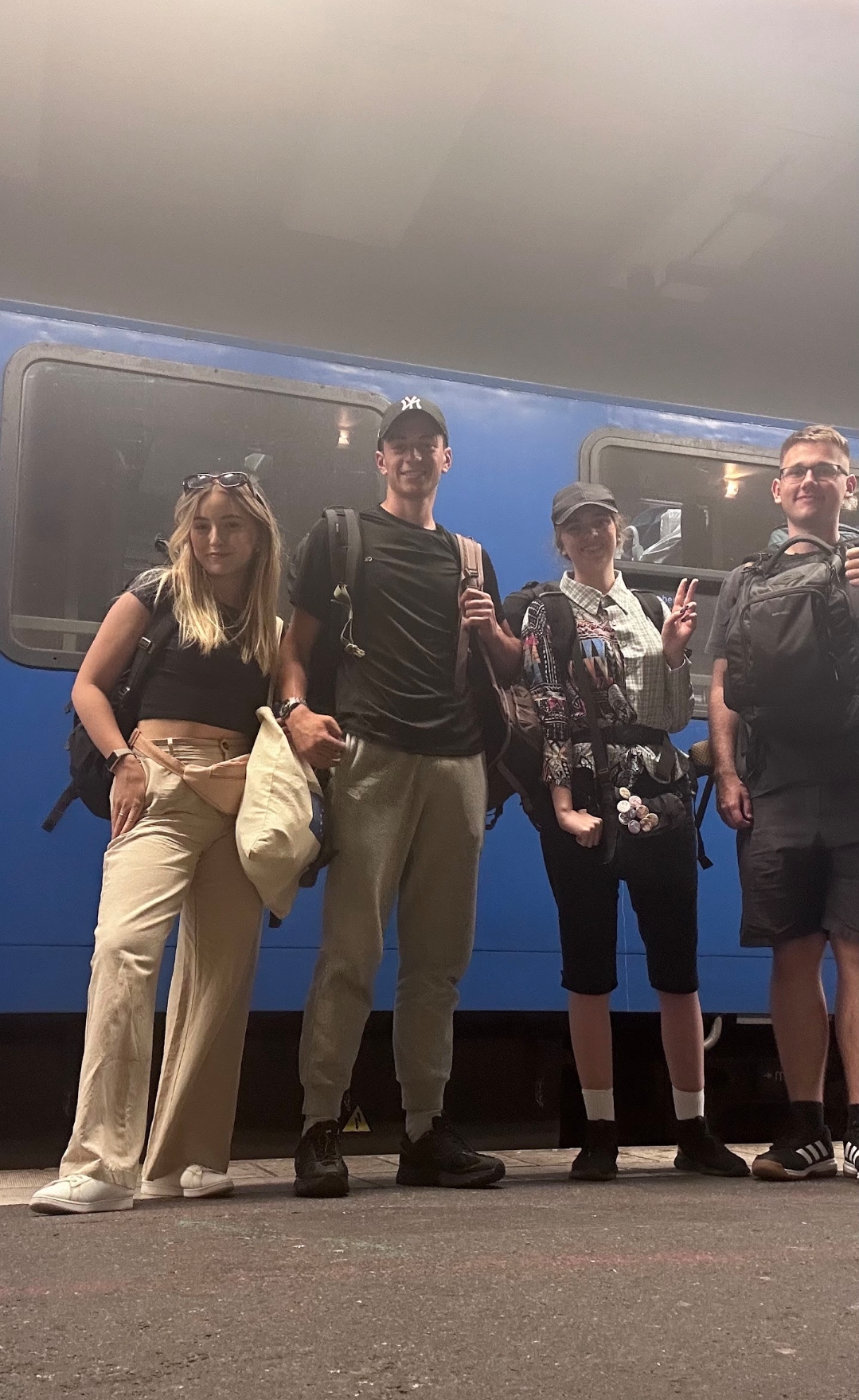 Dwie dziewczyny machające do kamery