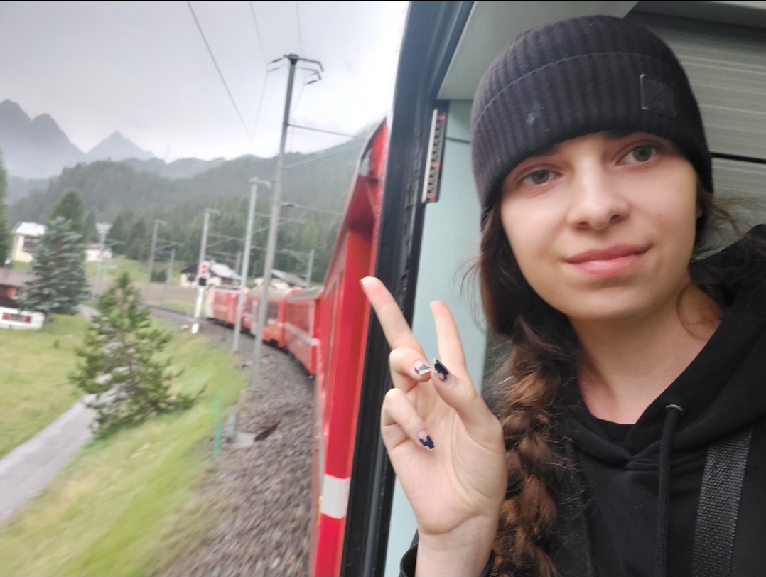 Selfie uczestniczki projektu Podróż przez różne kraje europejskie w ramach Discover EU, w czasie podróży.