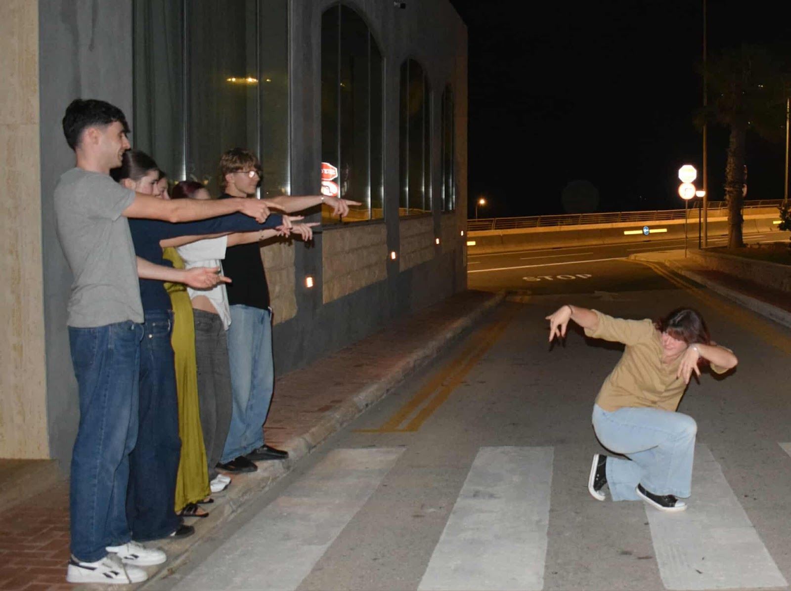 Uczestnicy projektu wskazują na kucającą i zgrywającą się uczestniczkę