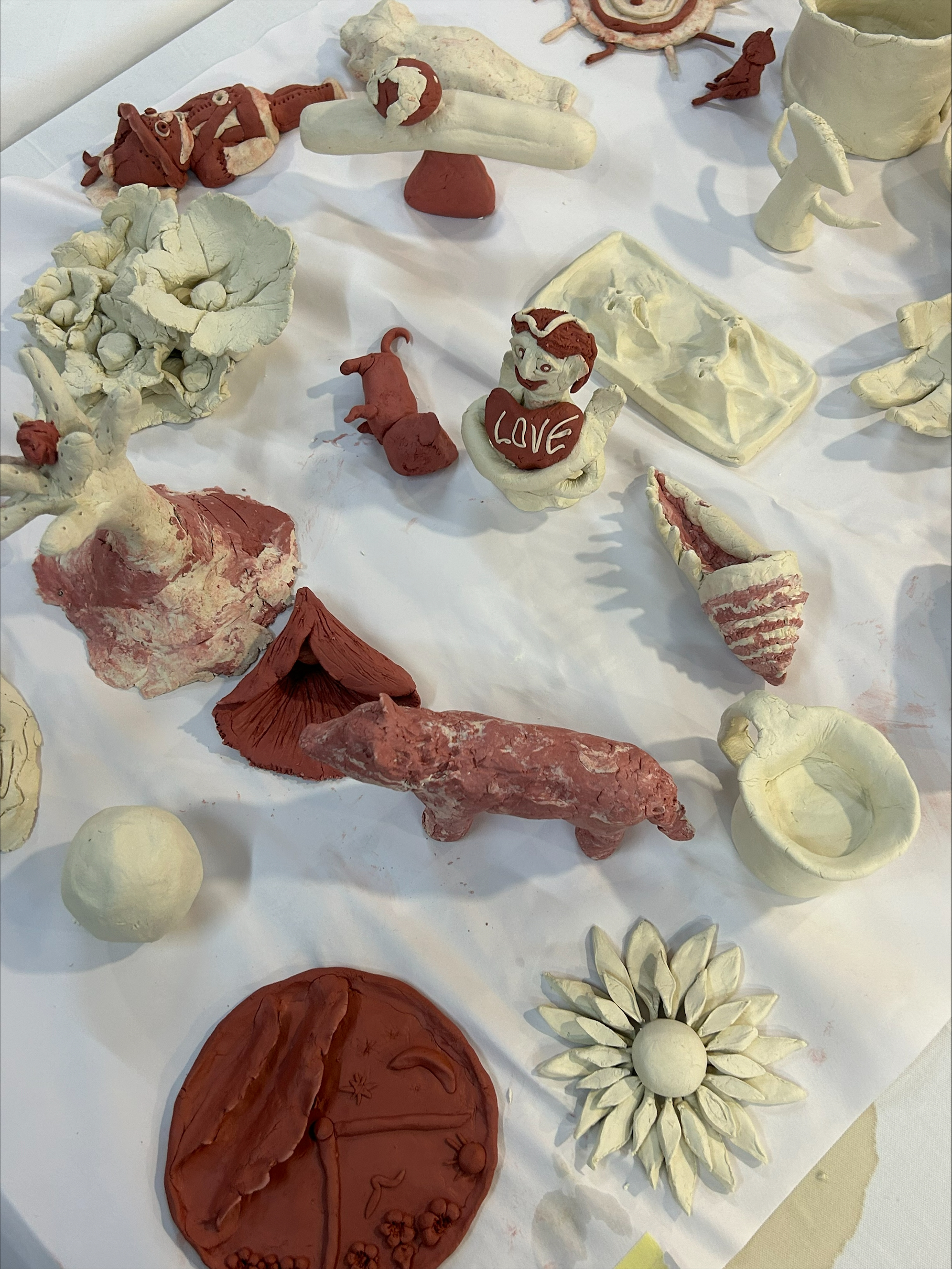 Biało-brązowe gliniane cuda stworzone przez uczestników projektu