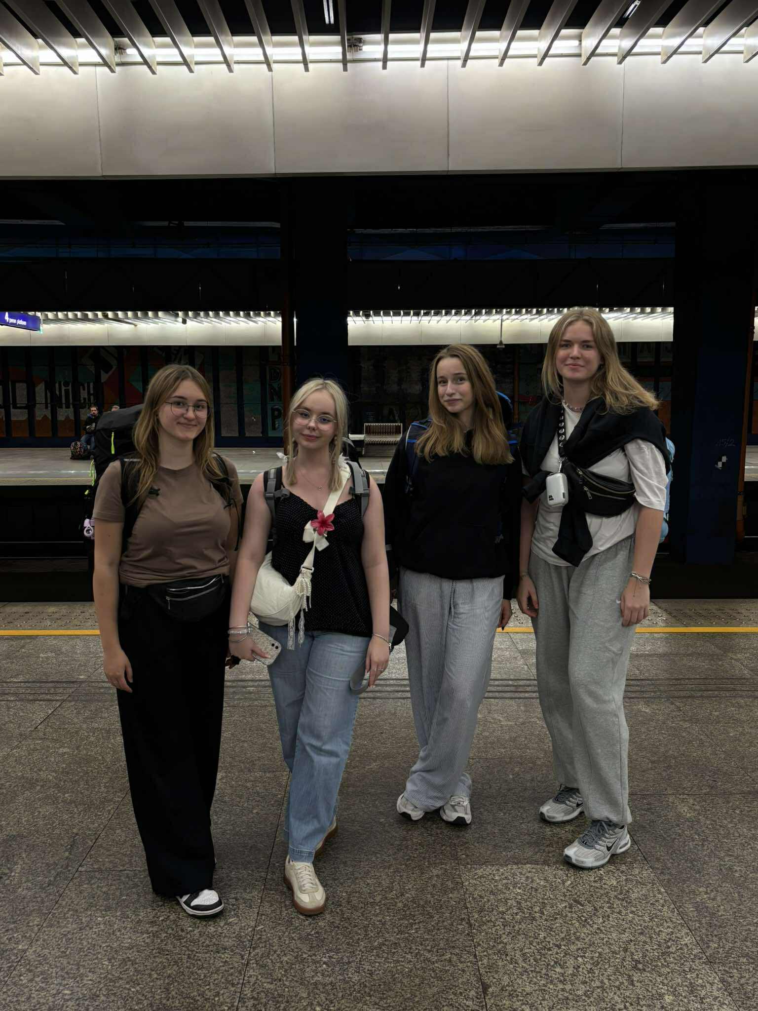 Uczestniczki projektu Europe Express na dworcu kolejowym