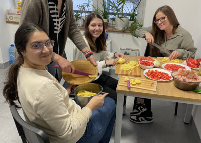 Wspólne gotowanie uczestników wizyty studyjnej Study Tours to Poland w Łodzi