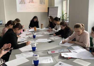 Pisanie listów do organizacji Amnesty International w ramach wizyty studyjnej Study Tours to Poland w Łodzi