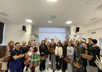 Zdjęcie grupowe uczestników warsztatów z plecionkarstwa w ramach wizyty studyjnej Study Tours to Poland w Łowiczu