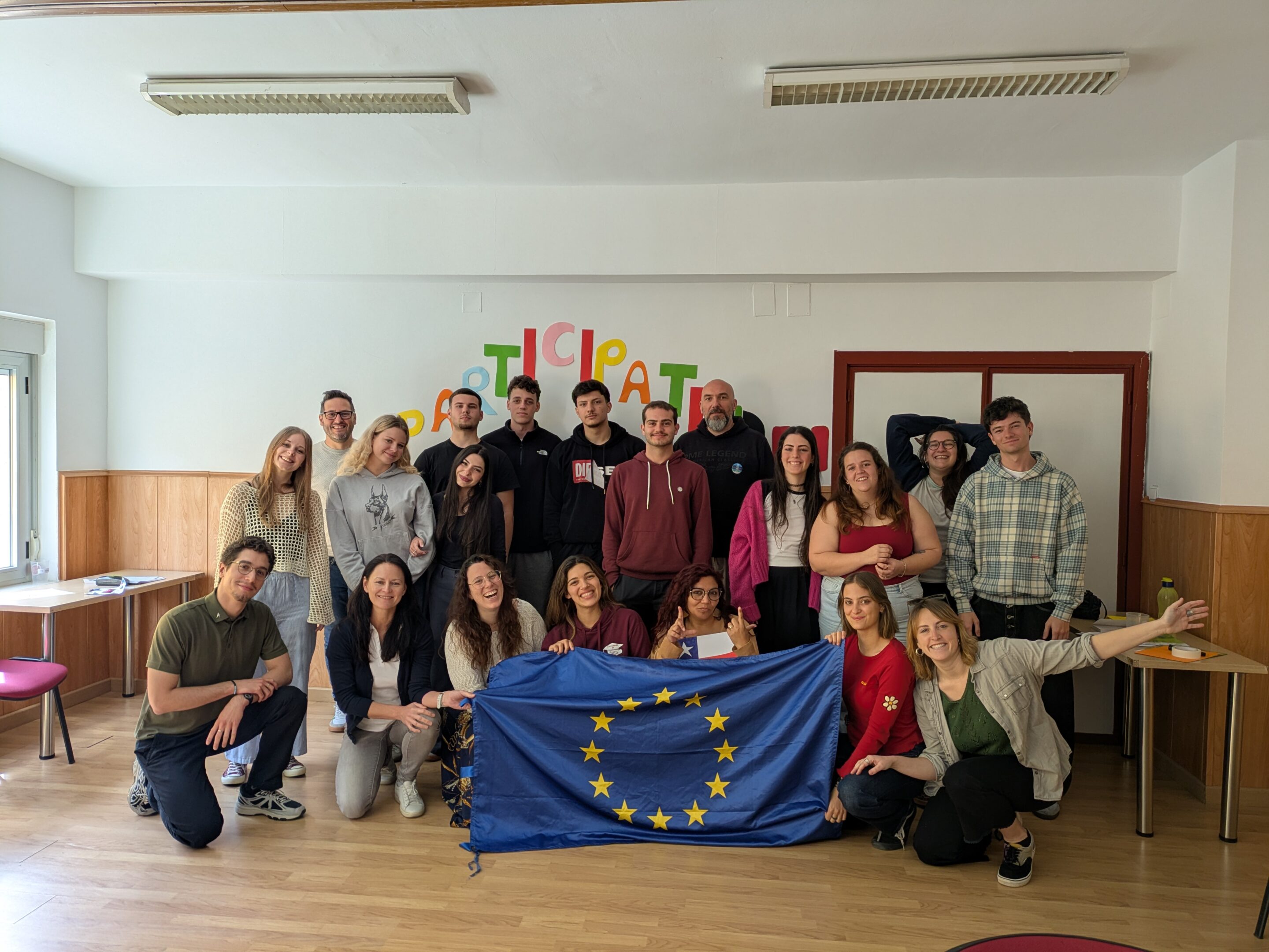 ParticipatiON4 Uczestnicy projektu pozują z flagą UE do zdjecia